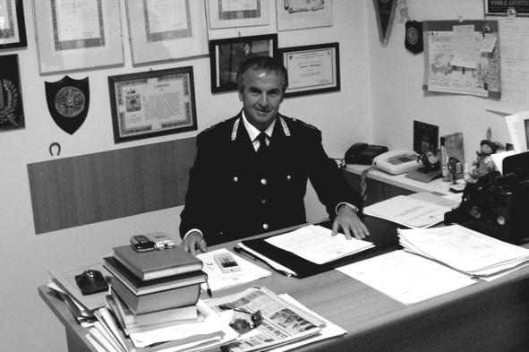 UN POLIZIOTTO IN GAMBA - DIREZIONE