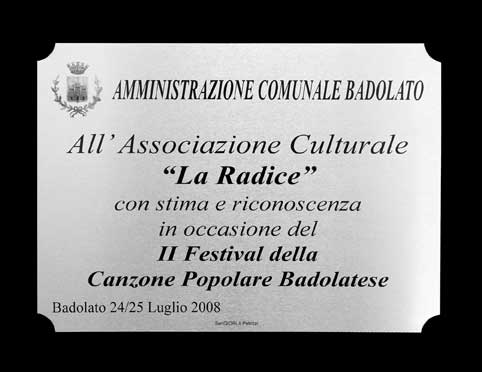 UNA TARGA - La direzione